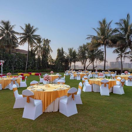 Surat Marriott Hotel Bagian luar foto