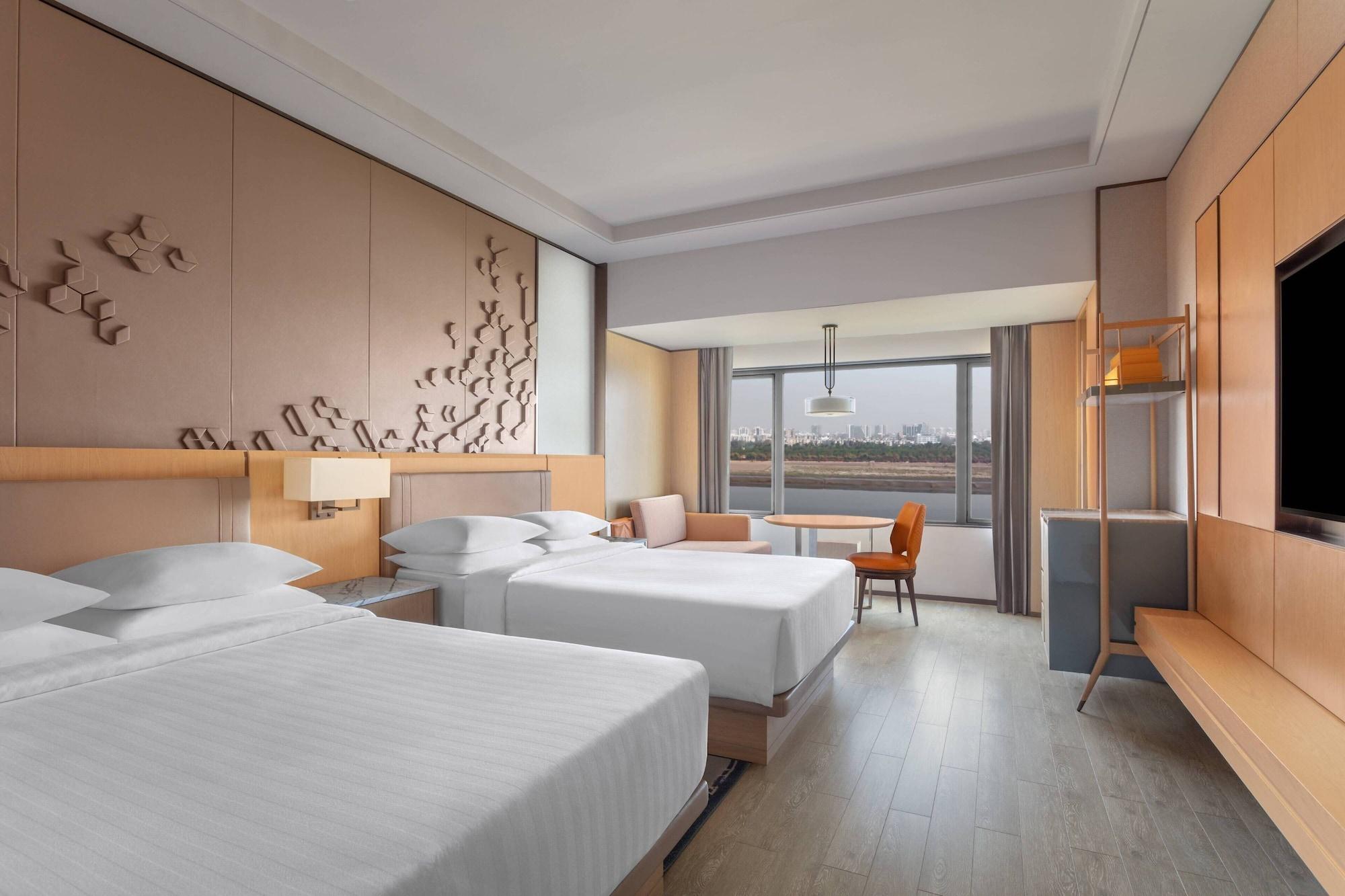 Surat Marriott Hotel Bagian luar foto