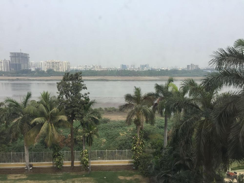 Surat Marriott Hotel Bagian luar foto