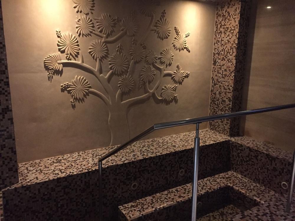 Surat Marriott Hotel Bagian luar foto