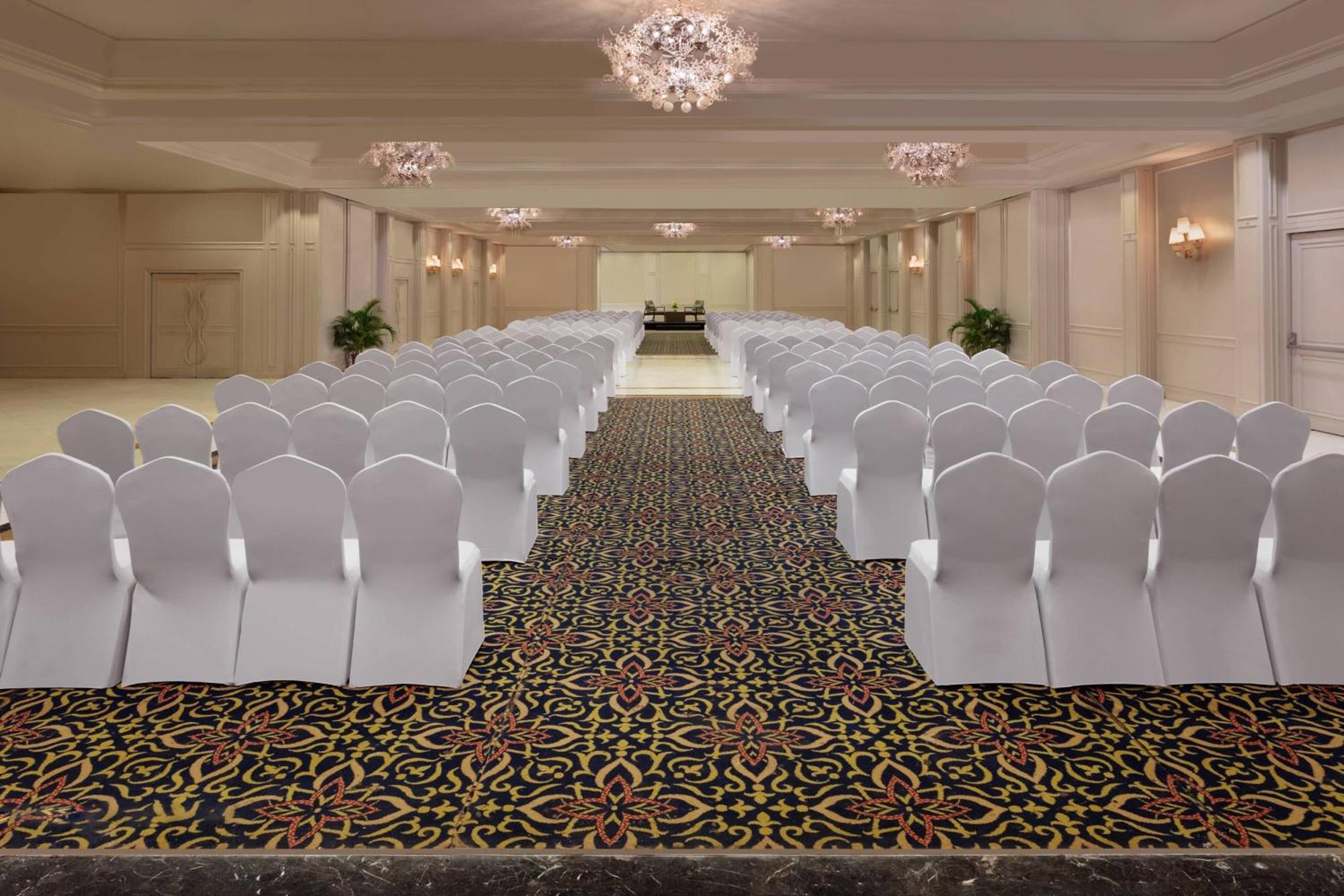 Surat Marriott Hotel Bagian luar foto