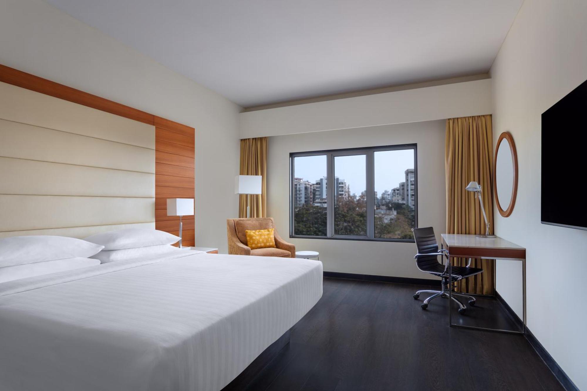 Surat Marriott Hotel Bagian luar foto