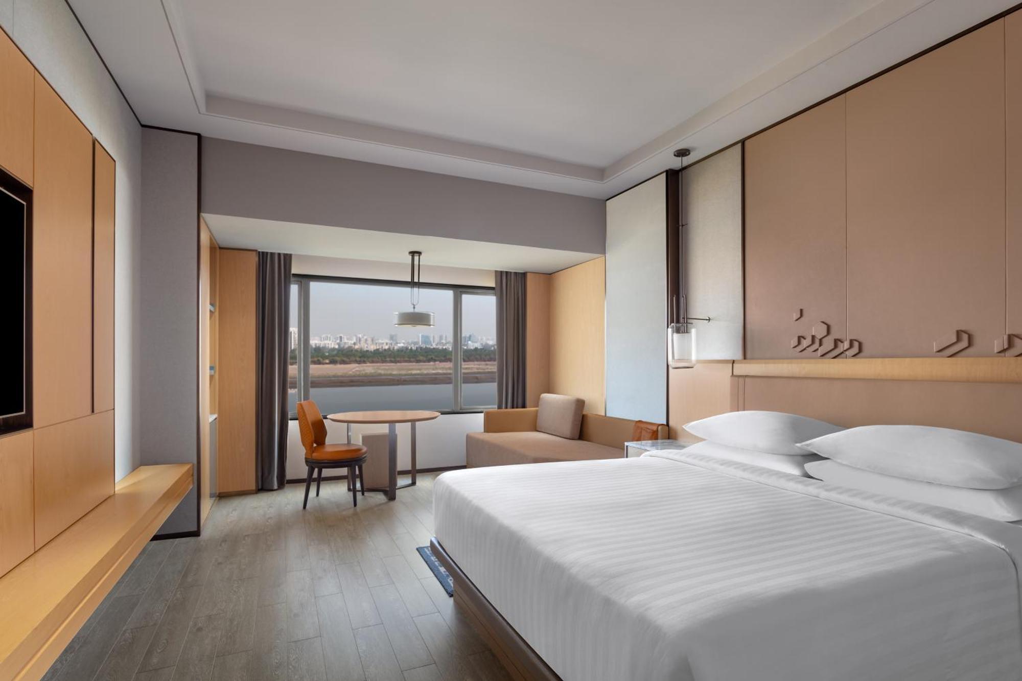 Surat Marriott Hotel Bagian luar foto