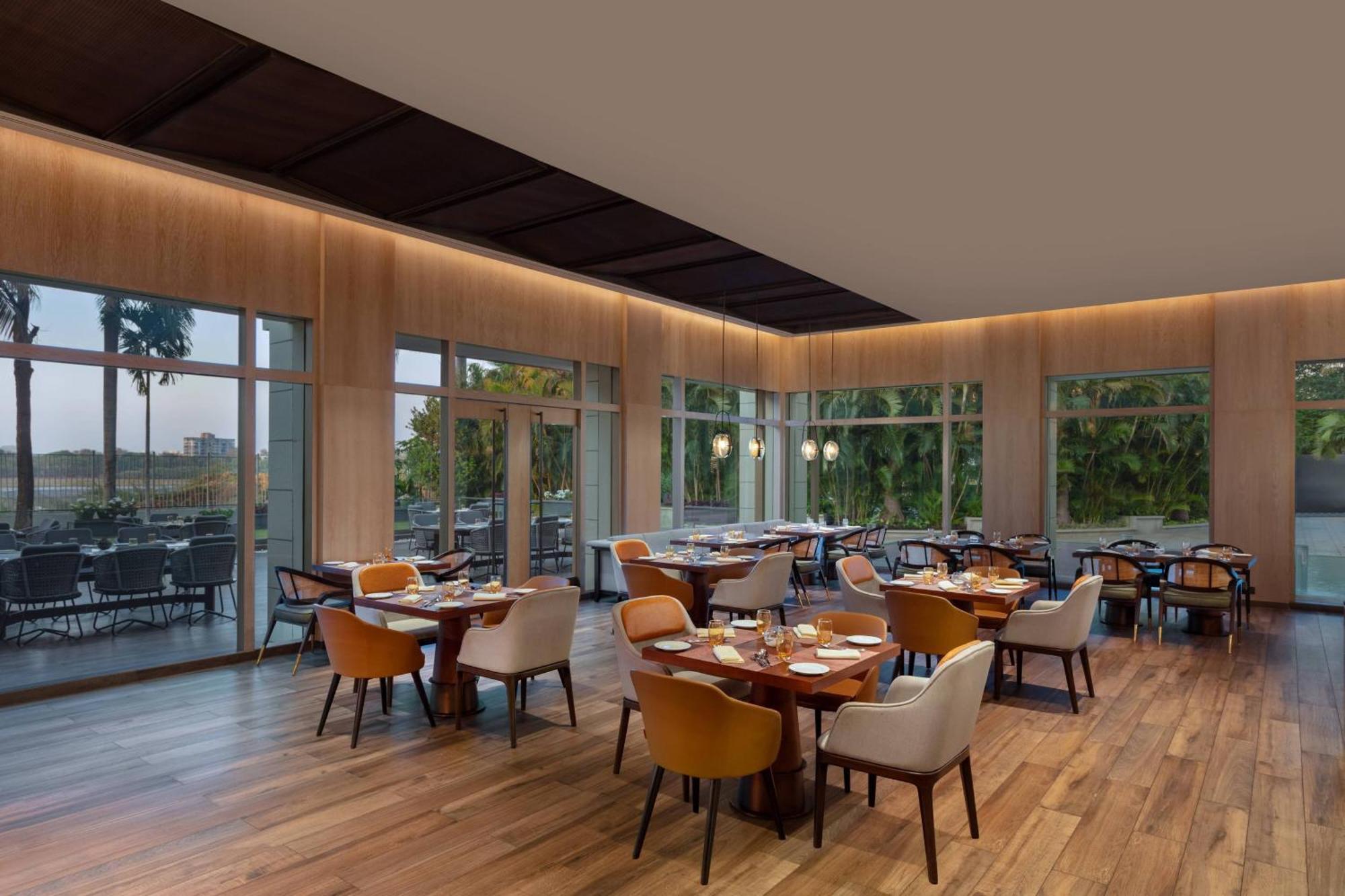 Surat Marriott Hotel Bagian luar foto
