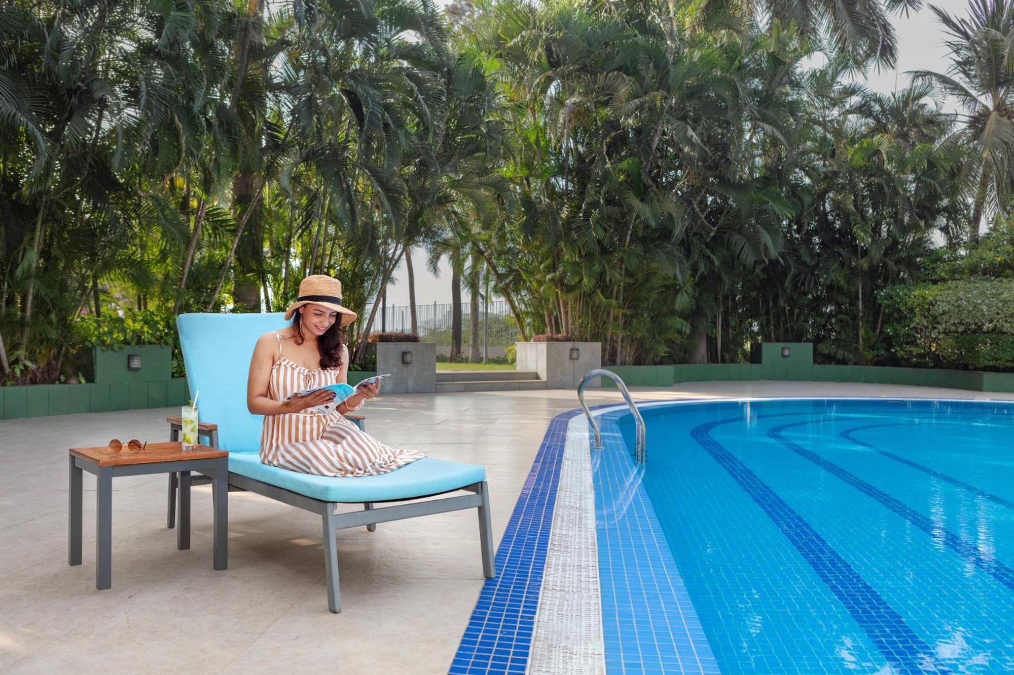 Surat Marriott Hotel Bagian luar foto
