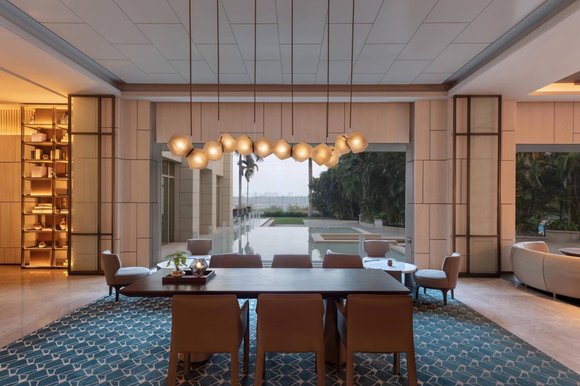 Surat Marriott Hotel Bagian luar foto