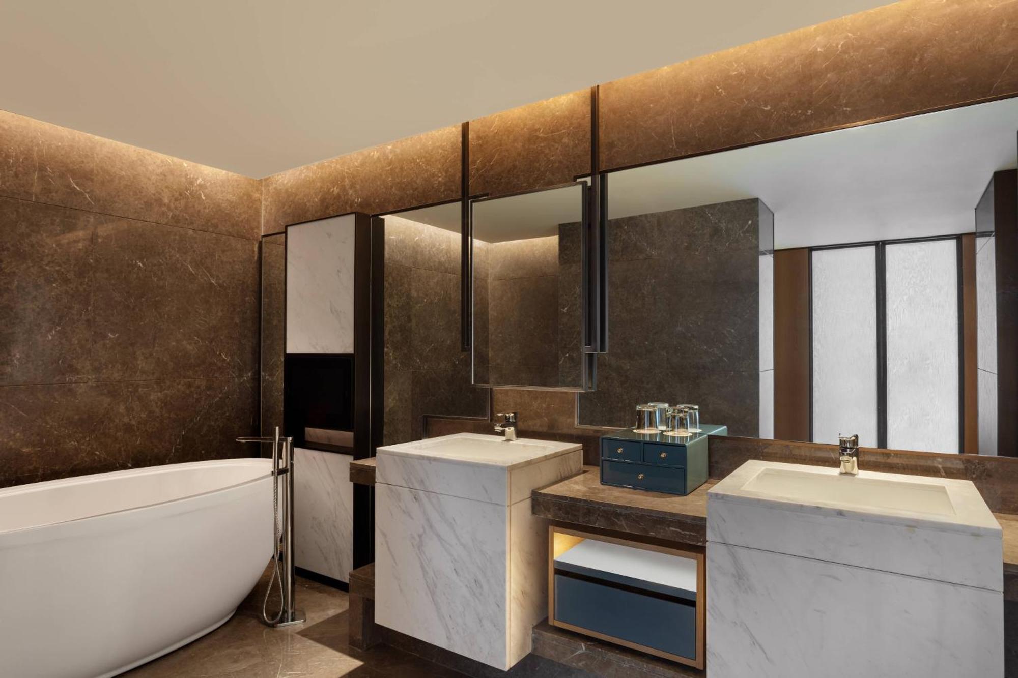 Surat Marriott Hotel Bagian luar foto