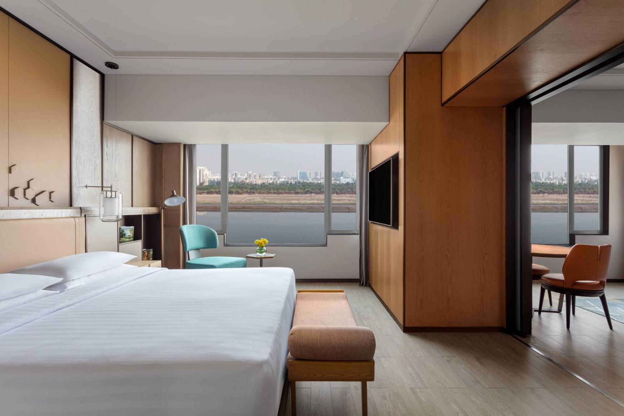 Surat Marriott Hotel Bagian luar foto
