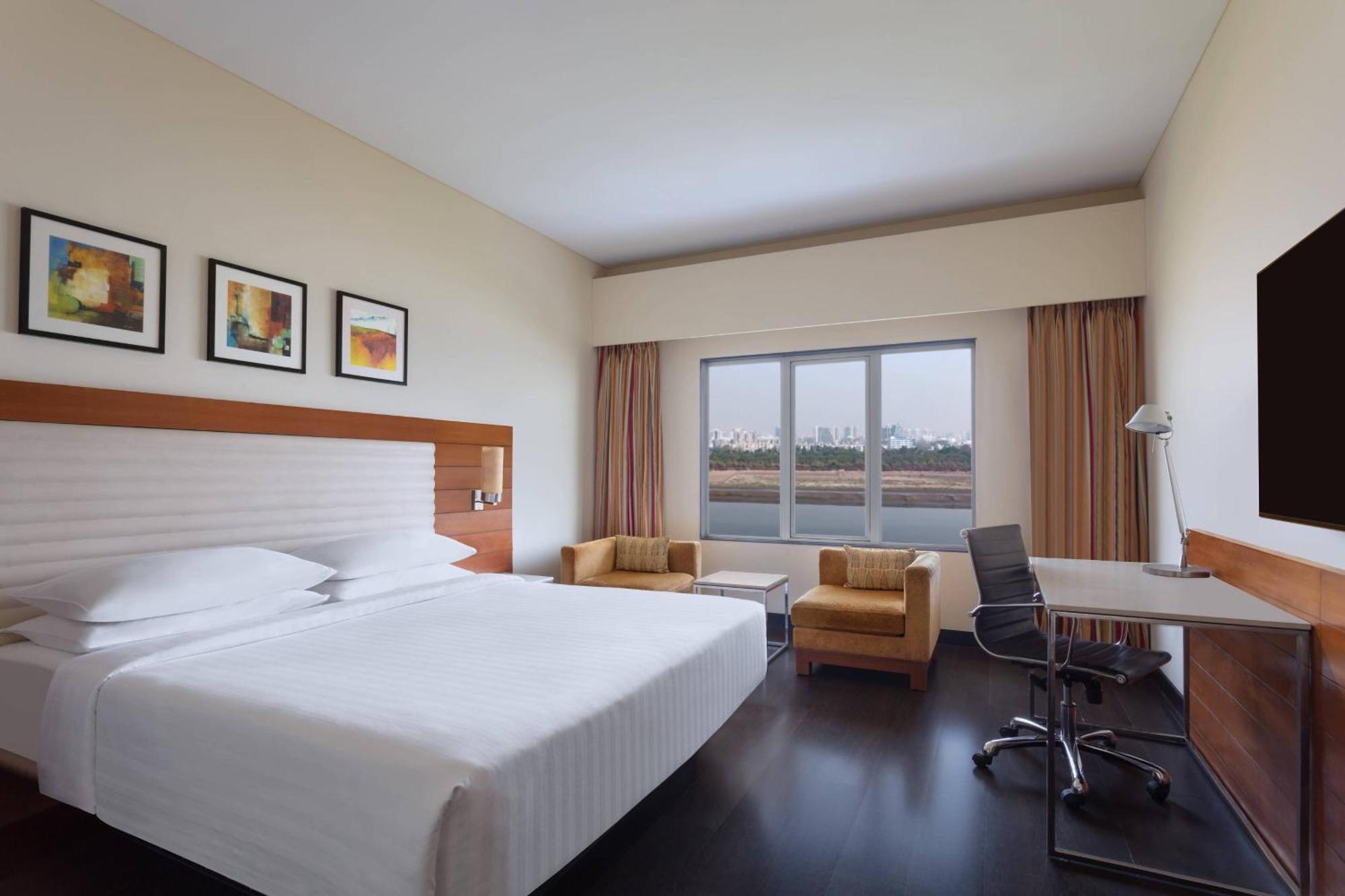 Surat Marriott Hotel Bagian luar foto