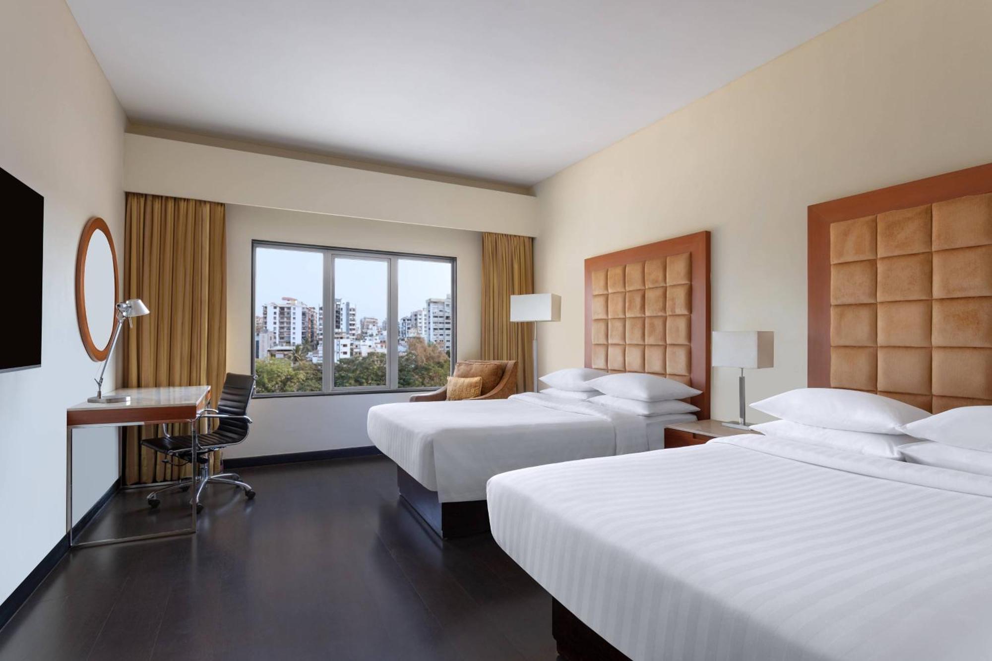 Surat Marriott Hotel Bagian luar foto