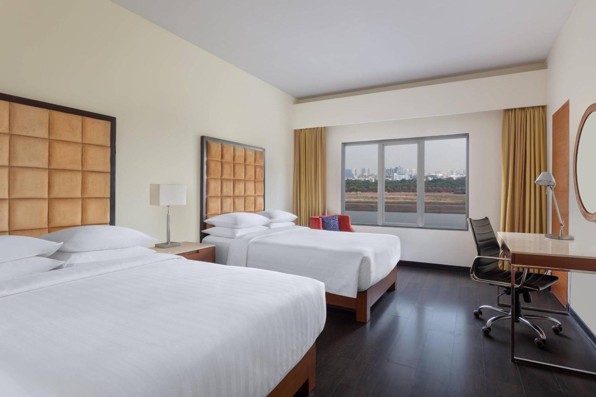 Surat Marriott Hotel Bagian luar foto
