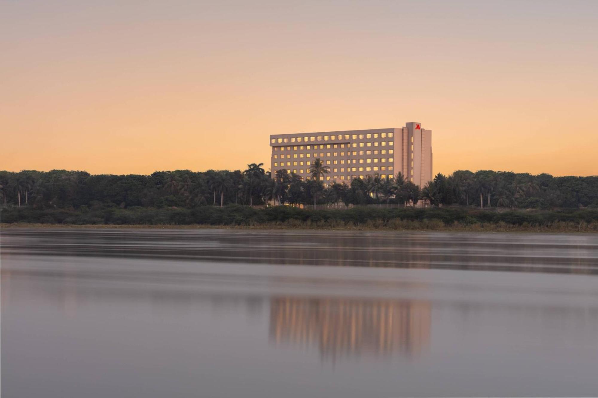 Surat Marriott Hotel Bagian luar foto