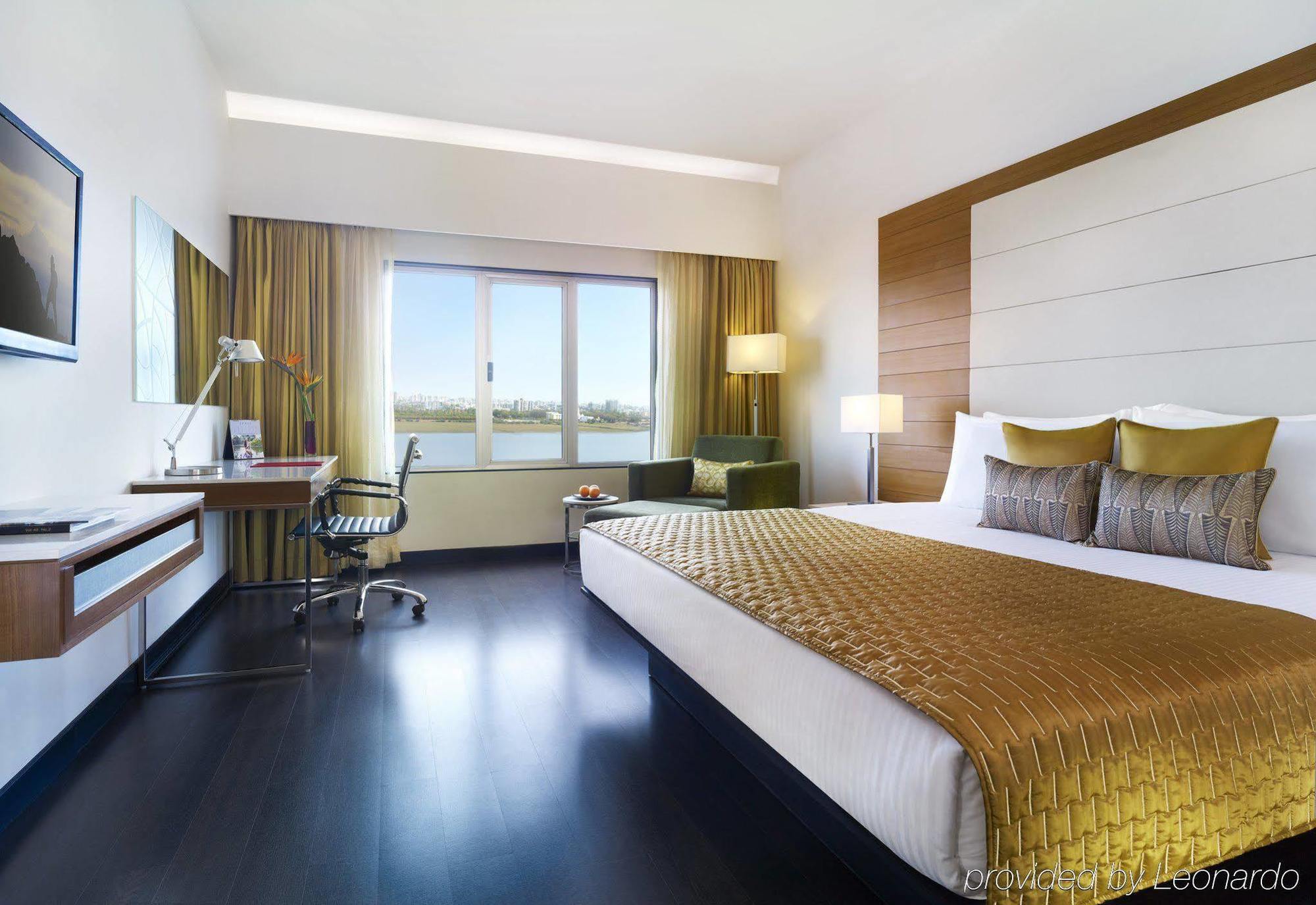Surat Marriott Hotel Bagian luar foto