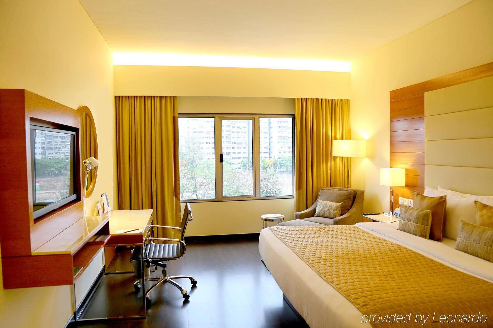 Surat Marriott Hotel Bagian luar foto