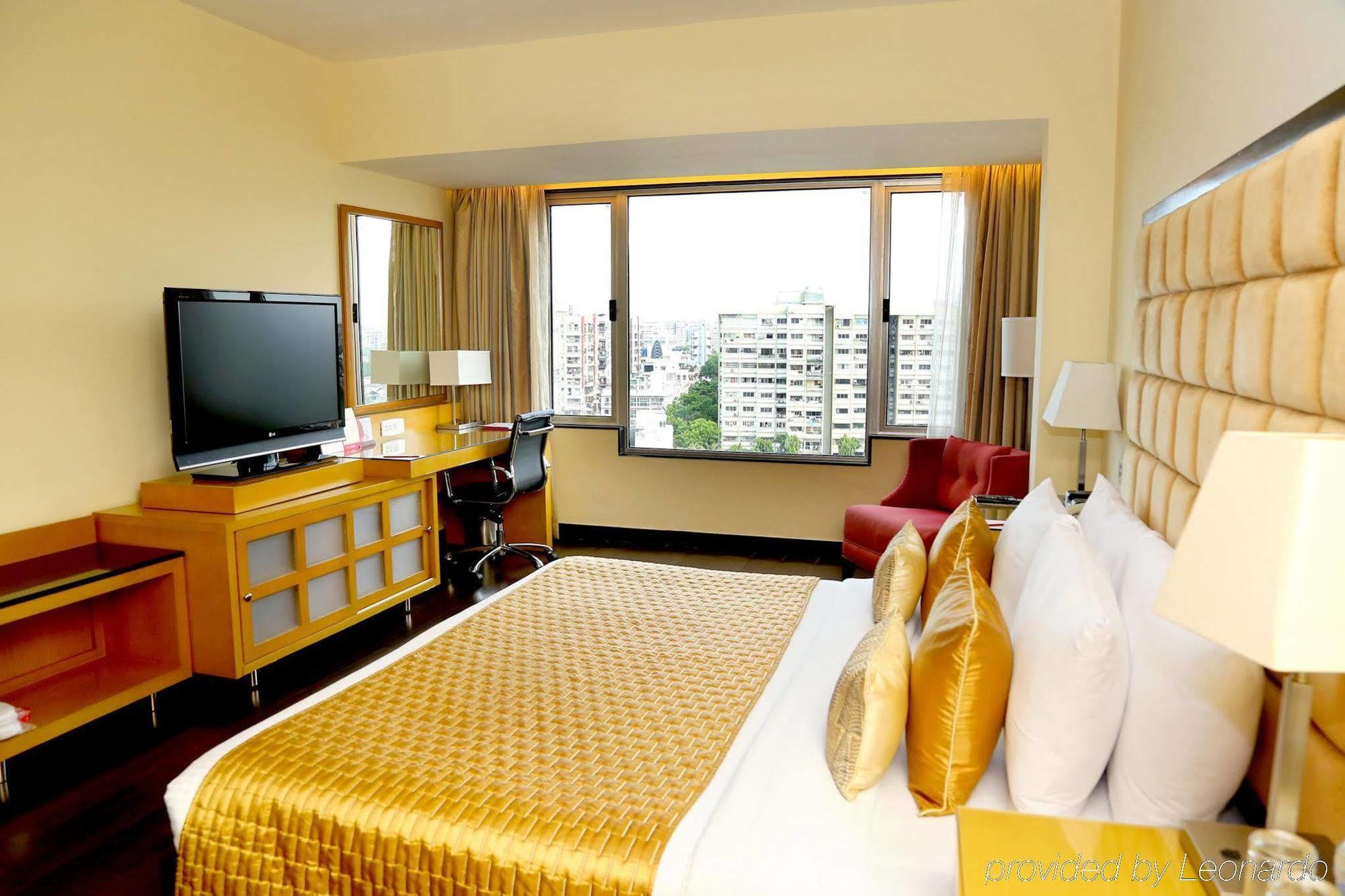 Surat Marriott Hotel Bagian luar foto