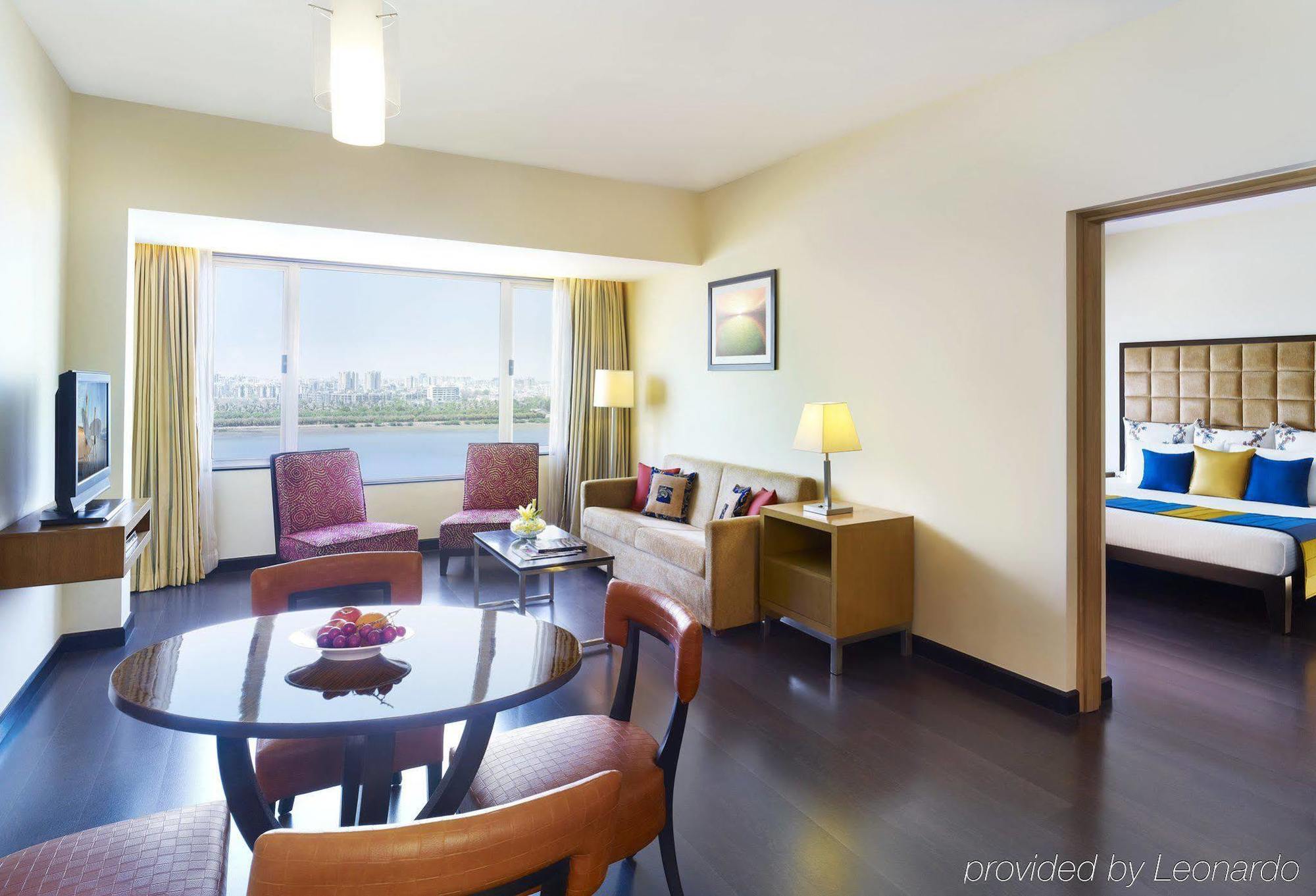 Surat Marriott Hotel Bagian luar foto