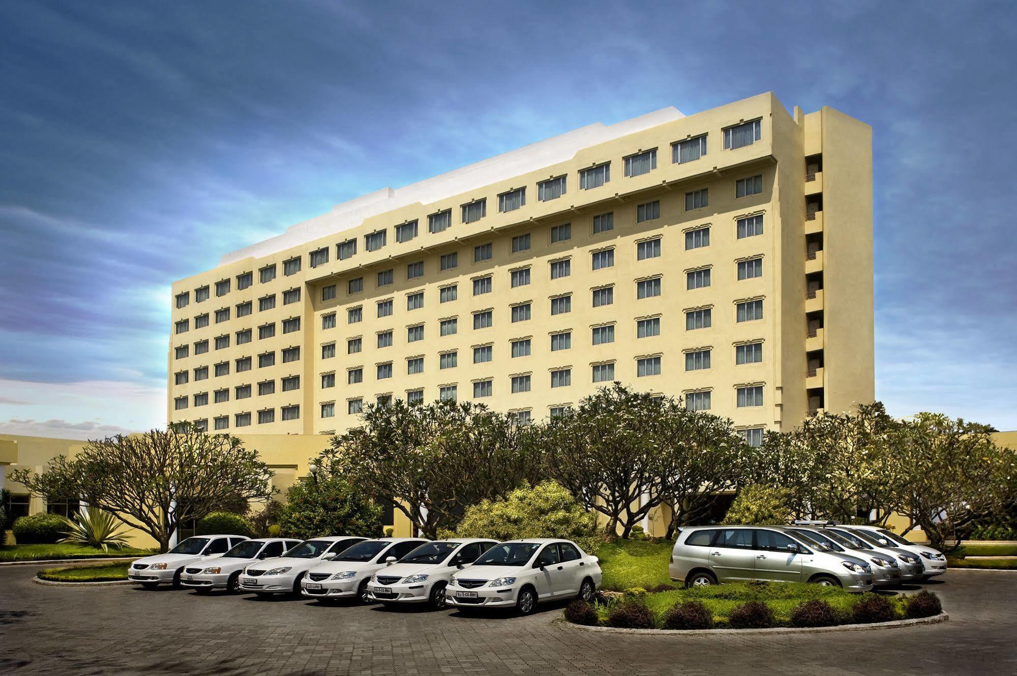 Surat Marriott Hotel Bagian luar foto