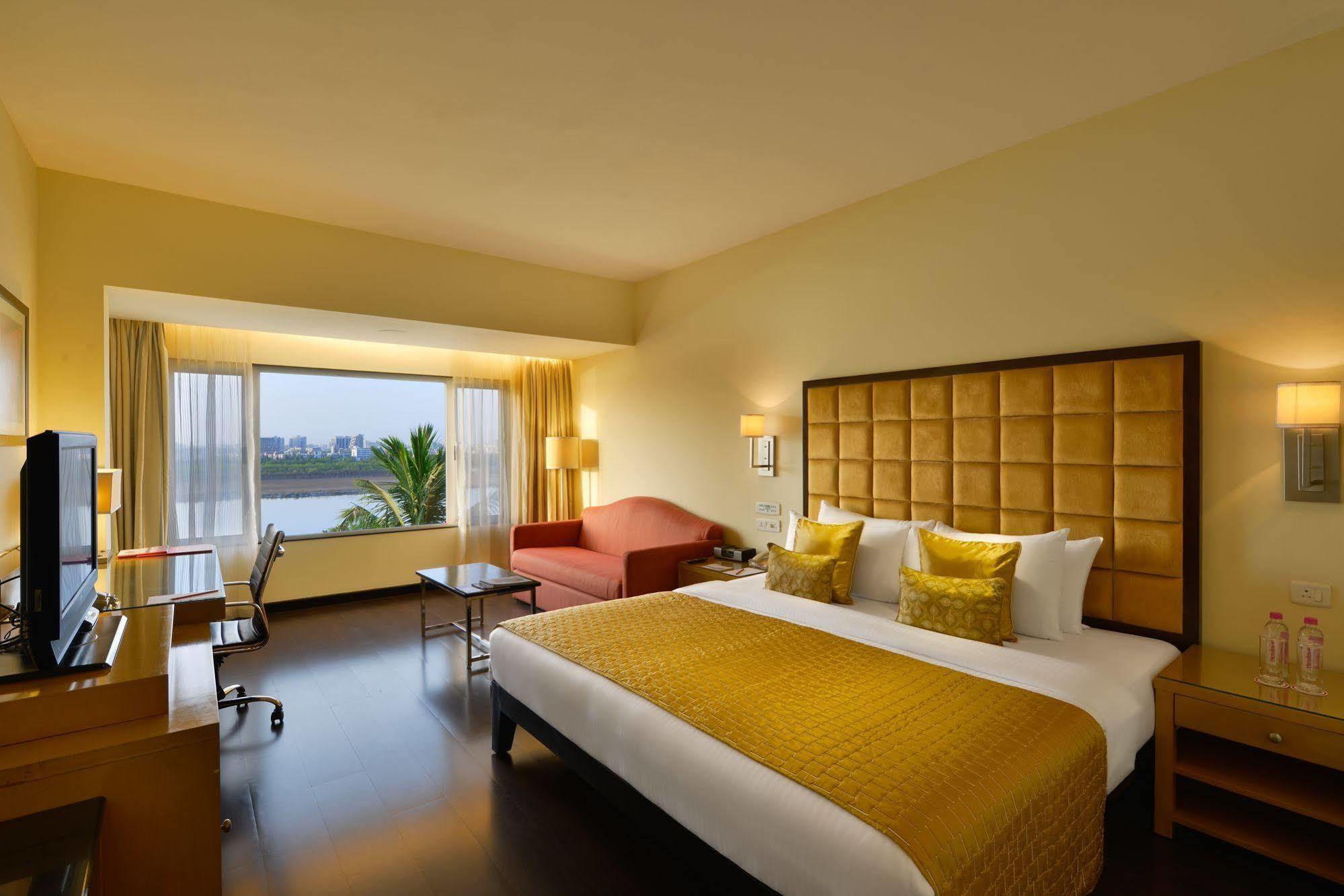Surat Marriott Hotel Bagian luar foto