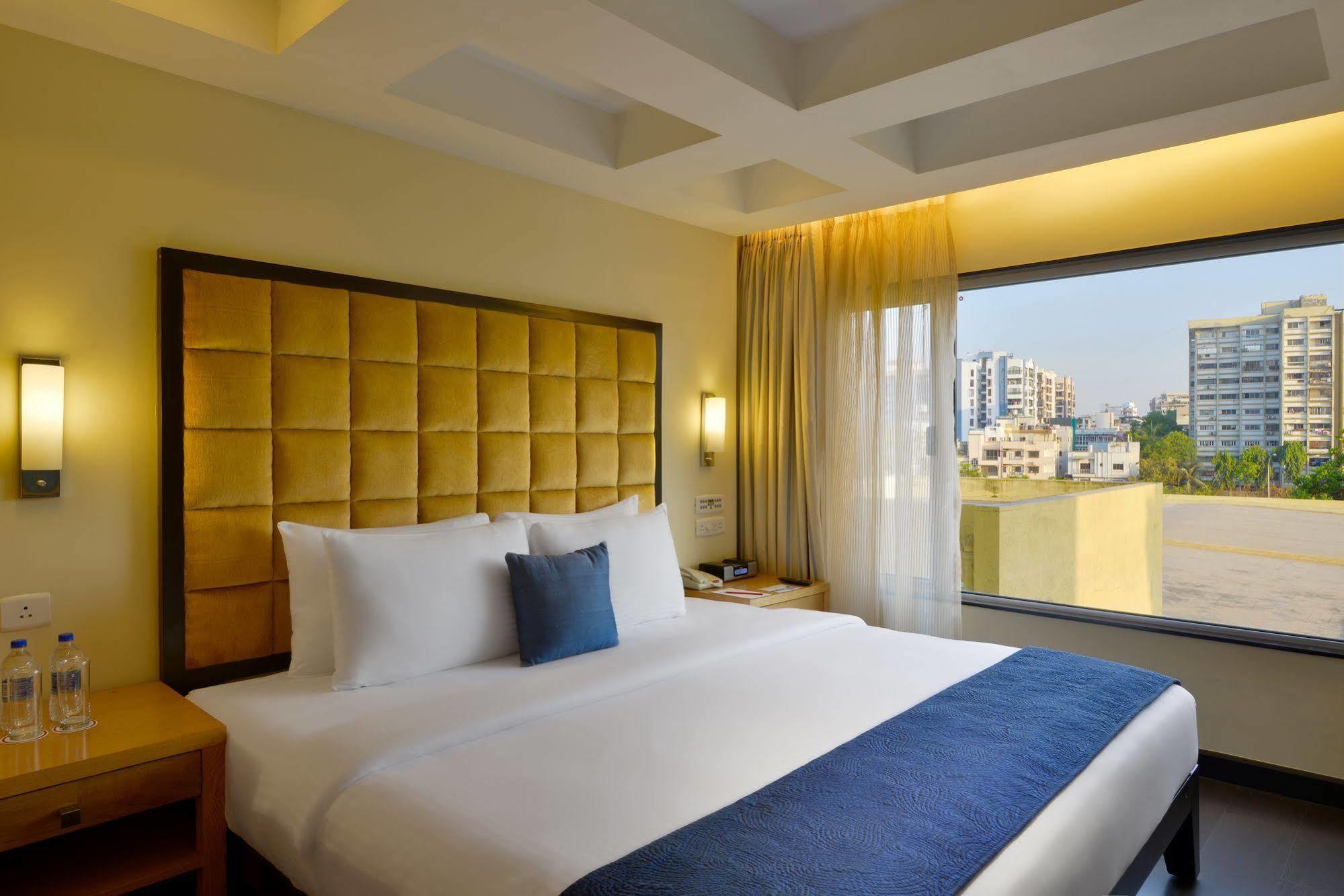 Surat Marriott Hotel Bagian luar foto
