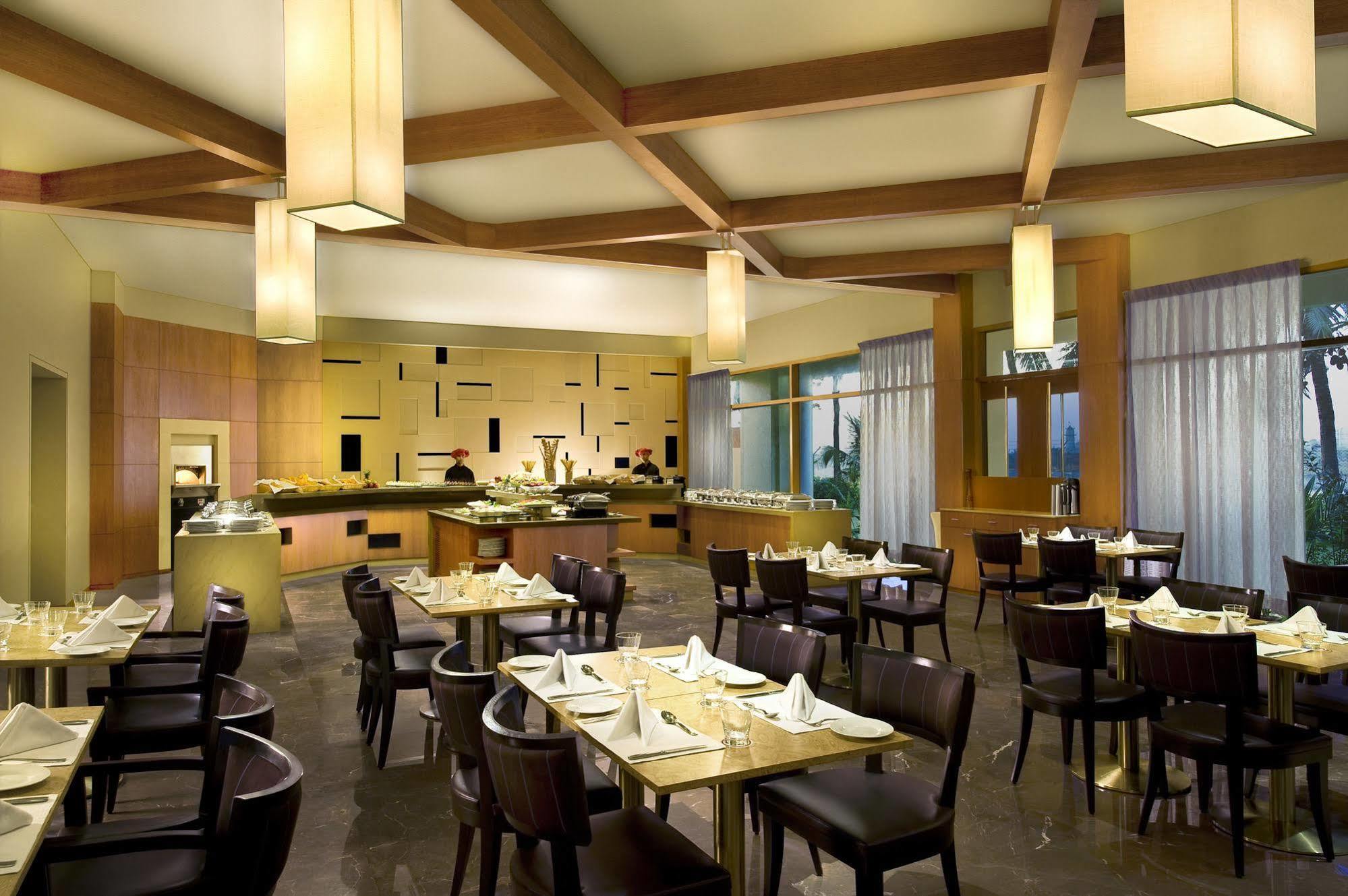 Surat Marriott Hotel Restoran foto