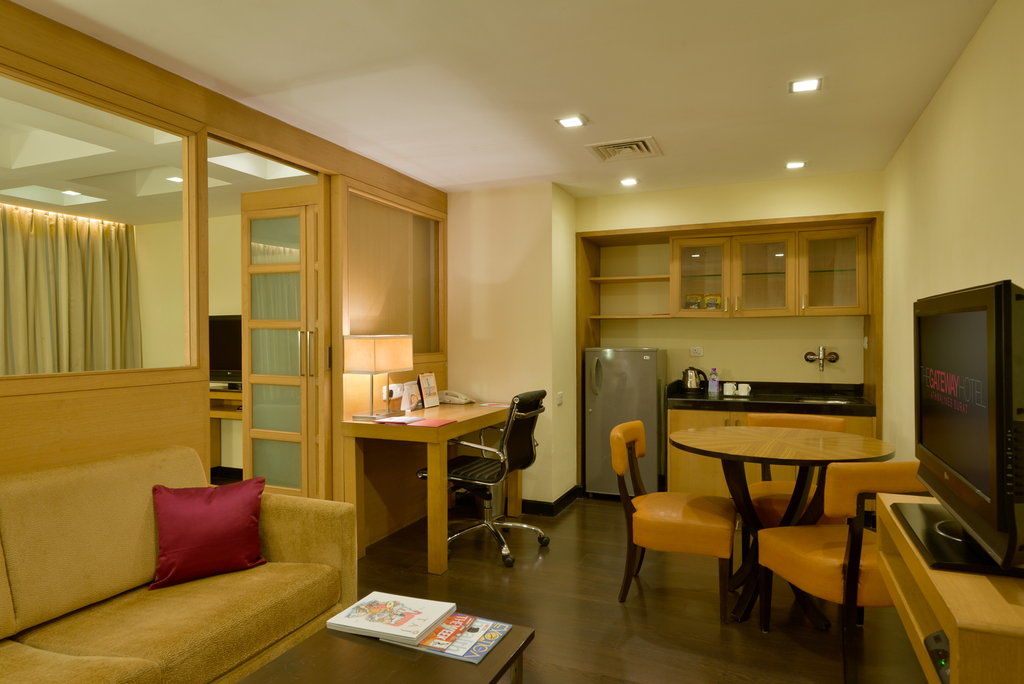 Surat Marriott Hotel Bagian luar foto