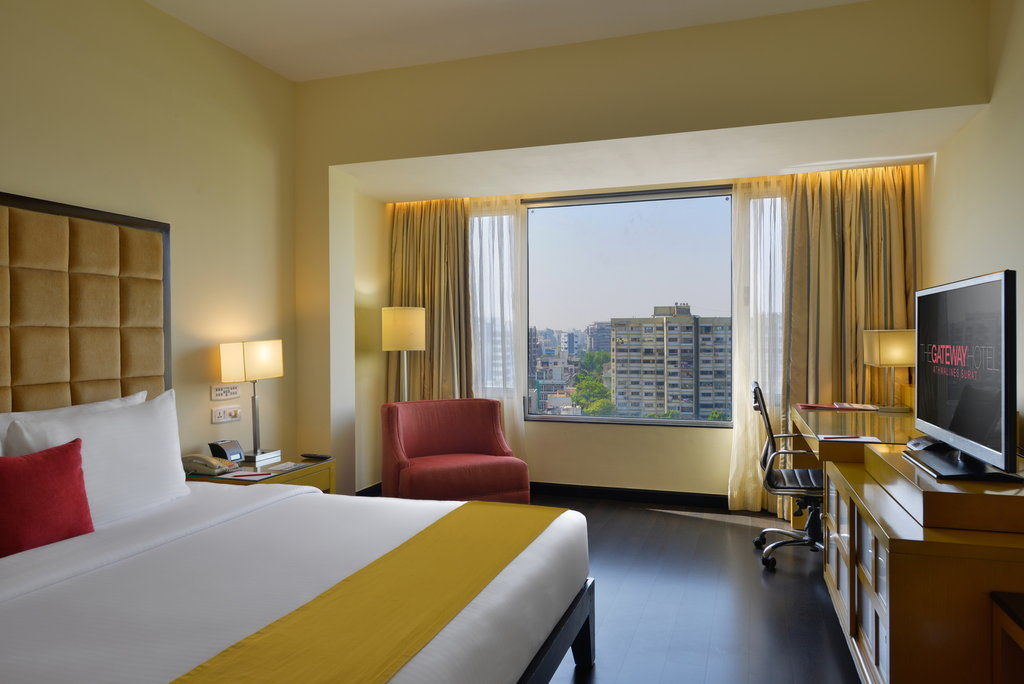Surat Marriott Hotel Bagian luar foto