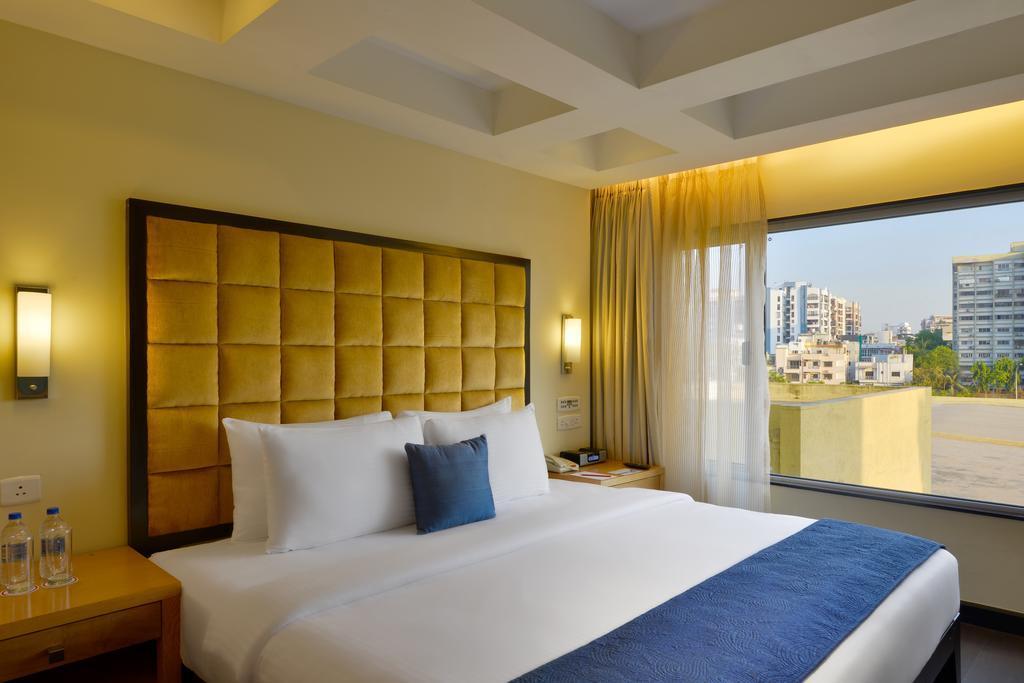 Surat Marriott Hotel Bagian luar foto